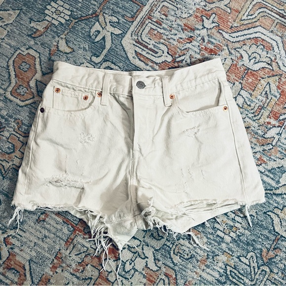 Levi’s original Jean shorts, cream. Size 26. Excellent condition. - Picture 1 of 3